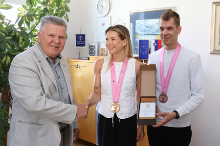 MACE SPREJEM PRI ŽUPANU 05 FOTO LJUBO VUKELIČ